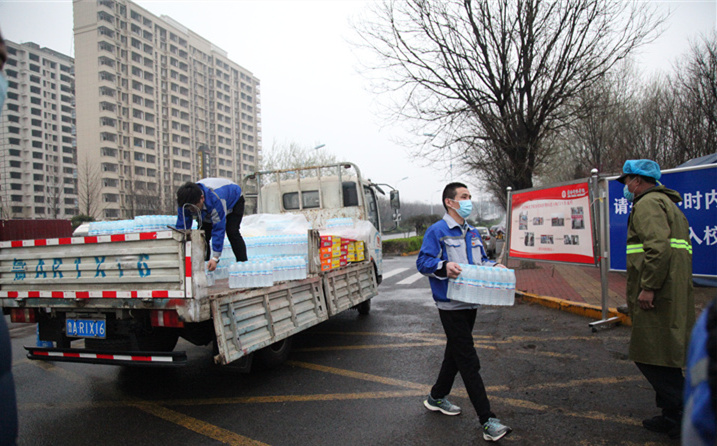 2月25日，山東金格瑞機械有限公司派代表來到齊魯師范學院捐贈防疫物資，保障校園防疫物品備足備齊，助力學校的疫情防控工作。